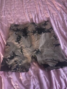 Tie-Dye High-Waist Shorts 

Size M 

Didn’t fit me